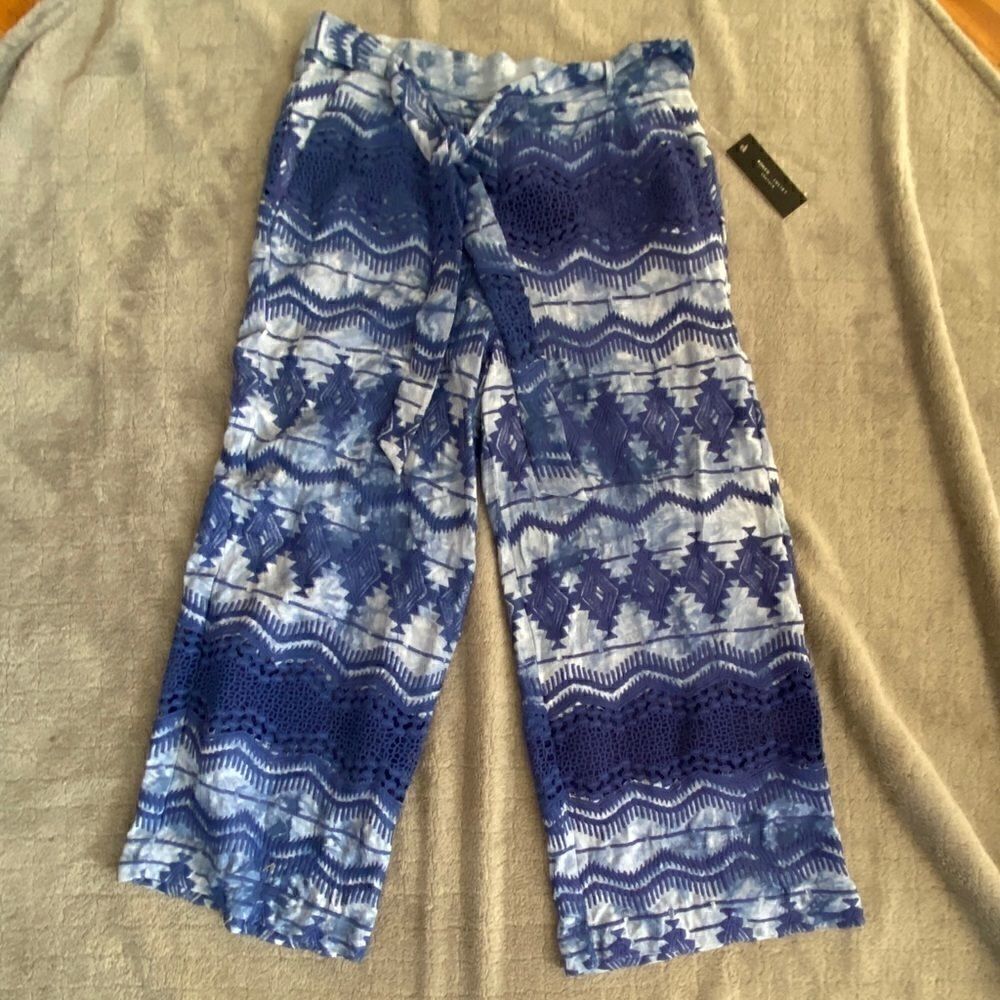Romeo + Juliet | NWTs Eyelet Lace Detail Capris Size Small